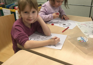 dzieci kolorują przy stole