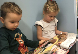 dzieci oglądaja książki