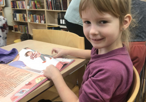 dziecko ogląda książkę