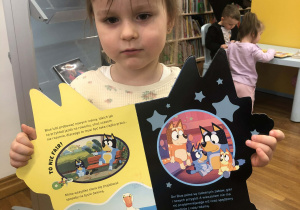 dziecko ogląda książkę