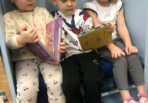 dzieci oglądaja książki