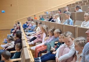 dzieci siedza na widowni