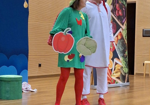 aktorzy występuja na scenie