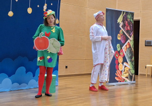 aktorzy występuja na scenie