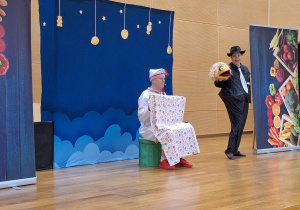 aktorzy występuja na scenie