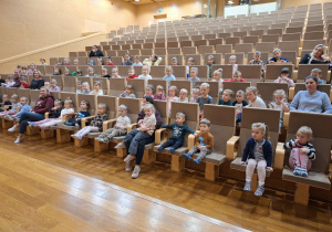 dzieci siedzą na widowni