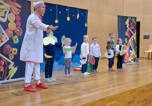 dzieci aktywnie uczestniczą w przedstawieniu