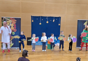 dzieci aktywnie uczestniczą w przedstawieniu