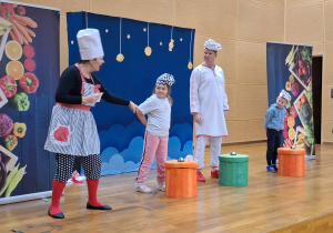 aktorzy występuja na scenie