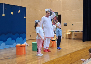 dzieci aktywnie uczestniczą w przedstawieniu