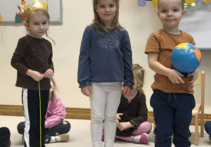 dzieci chodzą wokoło urodzinowego słoneczka