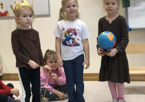 dzieci chodzą wokoło urodzinowego słoneczka