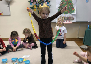 dziewczynka pokazuje linię życia