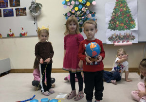 dzieci chodzą wokoło urodzinowego słoneczka