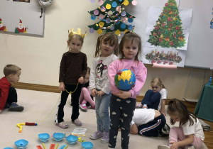 dzieci chodzą wokoło urodzinowego słoneczka