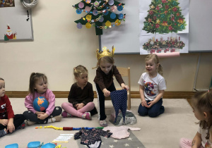 dziewczynka pokazuje rzeczy jakie przyniosła