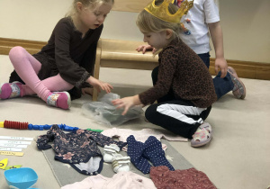 dziewczynka pokazuje rzeczy jakie przyniosła