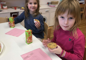 dzieci jedzą babeczki