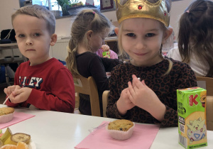 dzieci jedzą babeczki