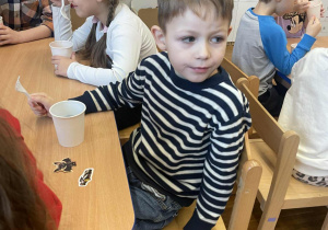 stasio próbuje urodzinowy poczęstunek