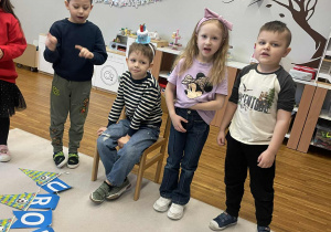 dzieci śpiewają sto lat