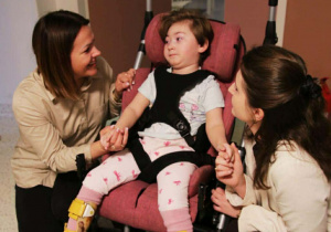 panie trzymają dziewczynkę za rączki