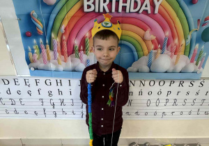 Franek trzyma koraliki