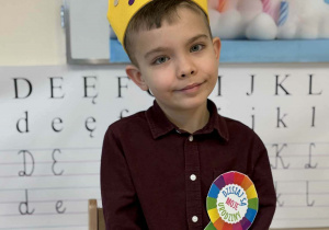 Chłopiec pozuje w koronie