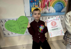 chłopiec trzyma dyplom