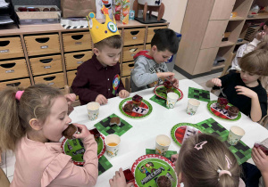 Franuś je babeczkę