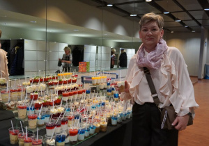 Babcia Jasia z poczęstunkiem