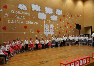 Dzieci zaczynają występ