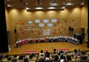 Cała grupa dzieci na scenie