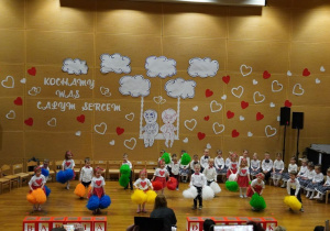 Maluszki tańczą z pomponami