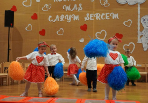 Dzieci tańczą z pomponami