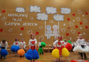 Dzieci tańczą z pomponami1