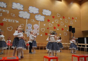 4-latki się przytulają