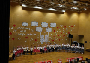 Wszyscy stoją na scenie