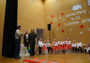 Babcia dziękuje za przygotowanie dzieci do występu