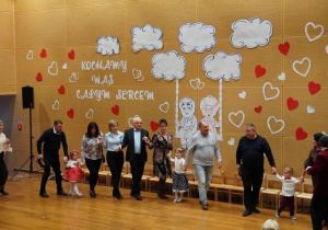 Dziadkowie się bawią na scenie