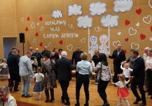 Dziadkowie biorą udział w zabawie