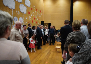 Dziadkowie biorą udział w zabawie