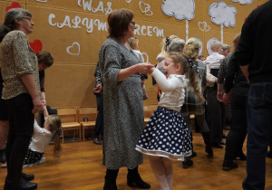 Dziewczynka tańczy z babcią