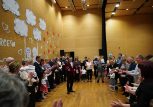 Dziadkowie biorą udział w zabawie