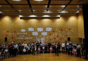 Wszyscy bawią się na scenie