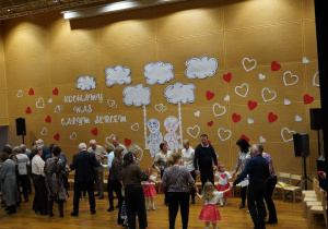 Dziadkowie bawią się na scenie