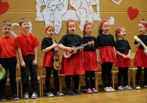 Dzieci śpiewają i grają