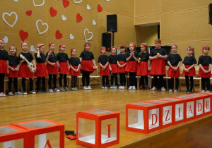 Dziewczynki śpiewają piosenkę