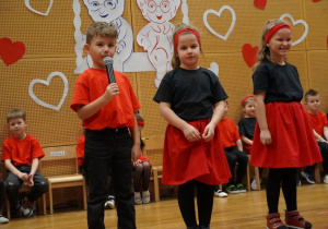 Chłopiec mówi wiersz