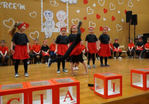 Dziewczynki w pokazie akrobacji